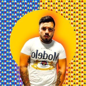 (s) Modelo Especial Tee Front Print 17.5 X 24